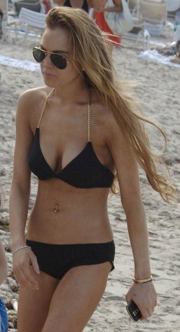 16P Celebrity Lindsay Lohan great ass in sexy black bikini