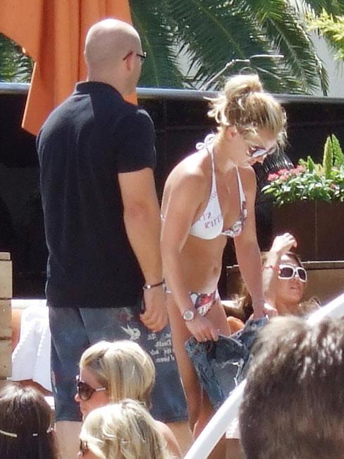 16P Celebrity babe Britney Spears upskirt and nipple slip in public