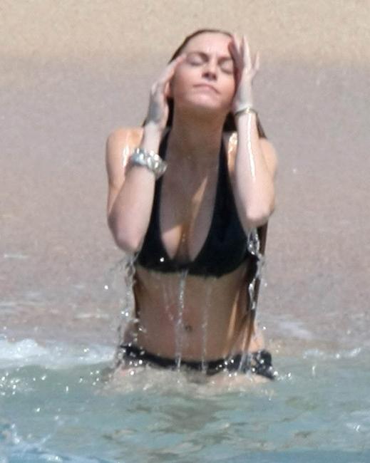 16P Celebrity Lindsay Lohan spectacular boobs and ass in bikini
