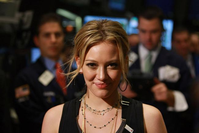16P Celebrity beauty babe Hilary Duff nice dress and almost upskirt