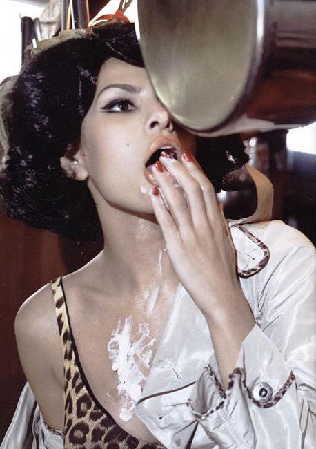 16P Latina celebrity Eva Mendes exposing her amazing big boobs