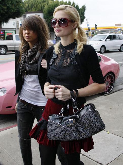 16P Celebrity attention whore Paris Hilton giving sensual blowjob