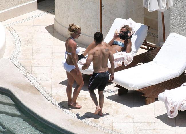 20P Nasty celebrity Britney Spears amazing upskirt and sexy bikini