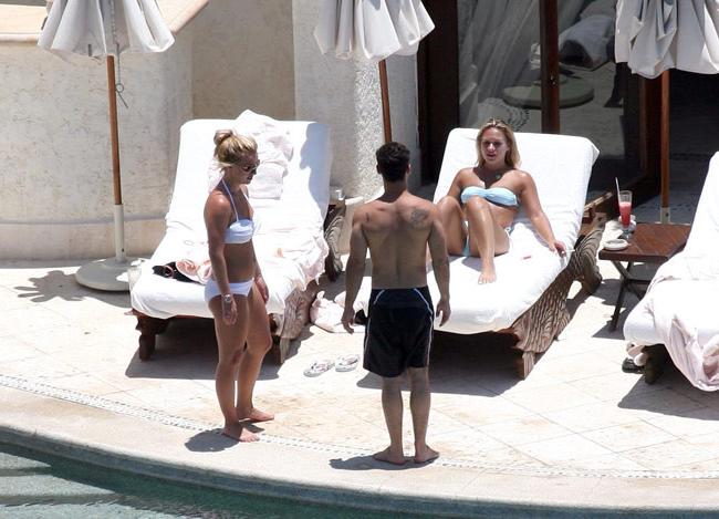 20P Nasty celebrity Britney Spears amazing upskirt and sexy bikini