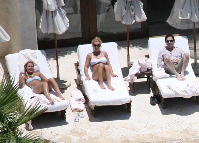 20P Nasty celebrity Britney Spears amazing upskirt and sexy bikini