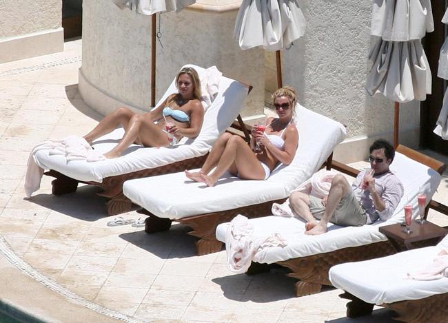 20P Nasty celebrity Britney Spears amazing upskirt and sexy bikini