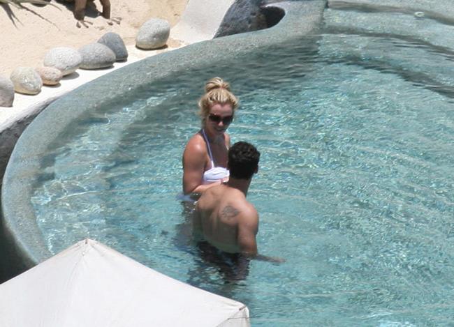 20P Nasty celebrity Britney Spears amazing upskirt and sexy bikini
