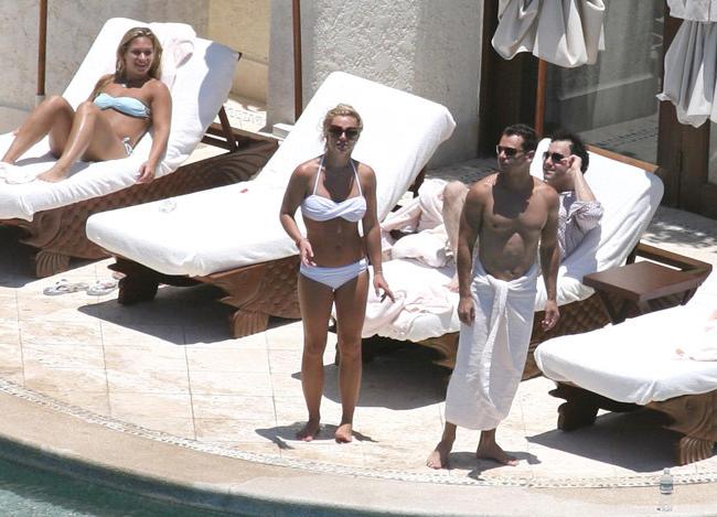 20P Nasty celebrity Britney Spears amazing upskirt and sexy bikini