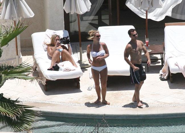 20P Nasty celebrity Britney Spears amazing upskirt and sexy bikini