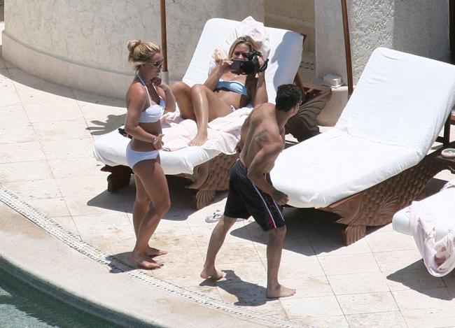 20P Nasty celebrity Britney Spears amazing upskirt and sexy bikini