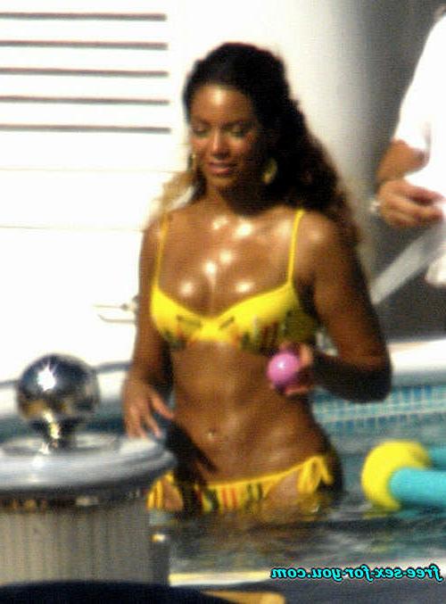 16P Beyonce Knowles showing her great legs in fishnet
