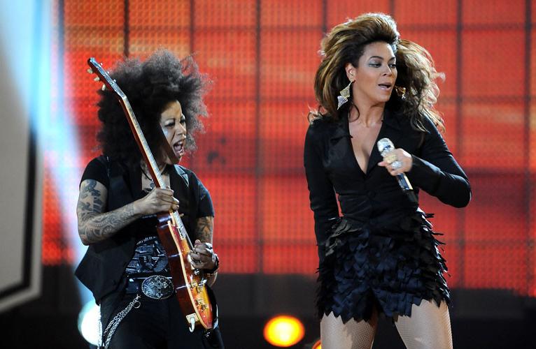 16P Beyonce Knowles showing her great legs in fishnet