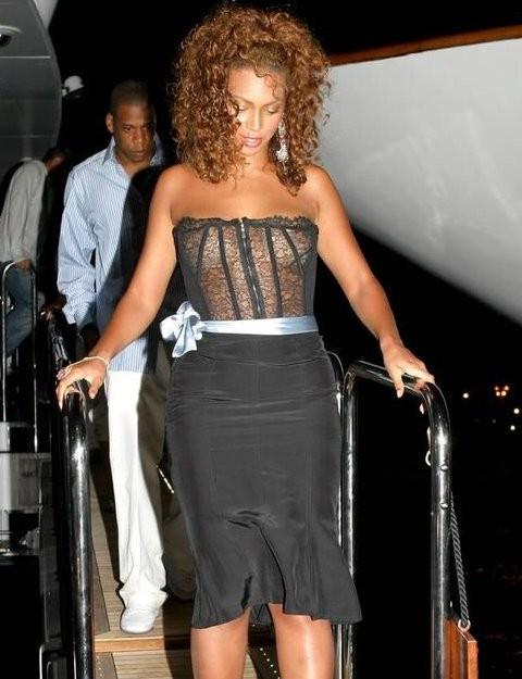 16P beyonce accidentally flashing pussy in upskirts
