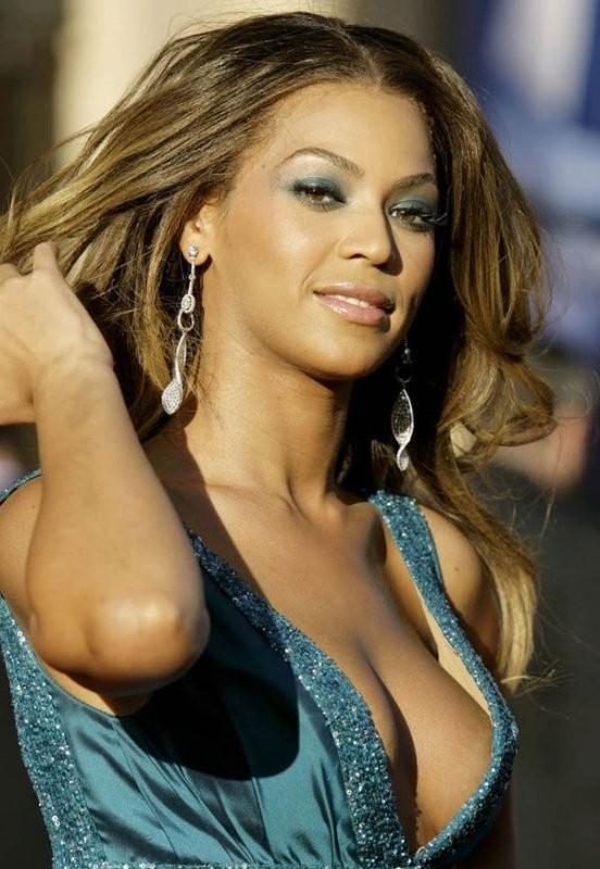 16P beyonce accidentally flashing pussy in upskirts