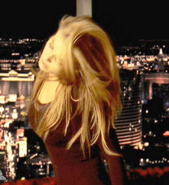 15P Celebrity beauty Carmen Electra strip her sexy lingerie