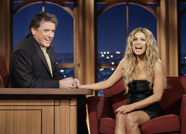15P Celebrity beauty Carmen Electra strip her sexy lingerie