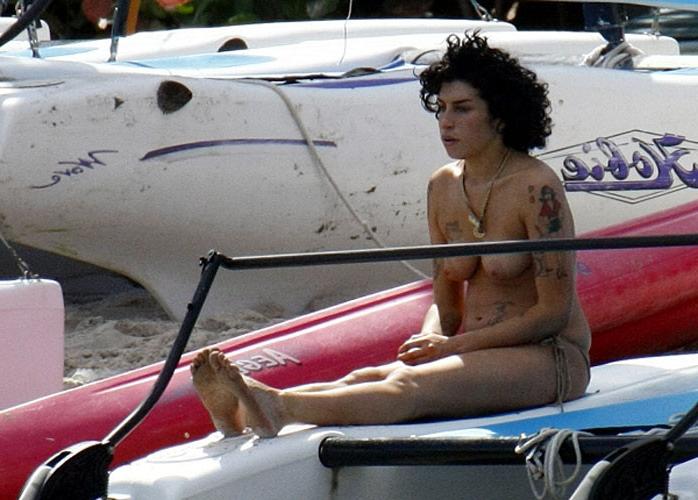 16P Amy Winehouse showing her nice big tits on beach