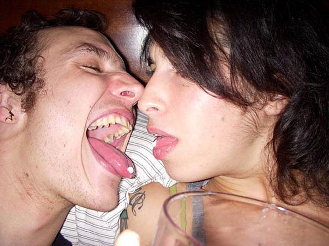 16P Amy Winehouse showing her nice big tits on beach