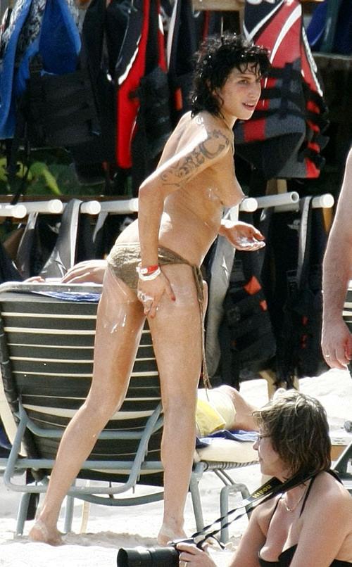 16P Amy Winehouse showing her nice big tits on beach