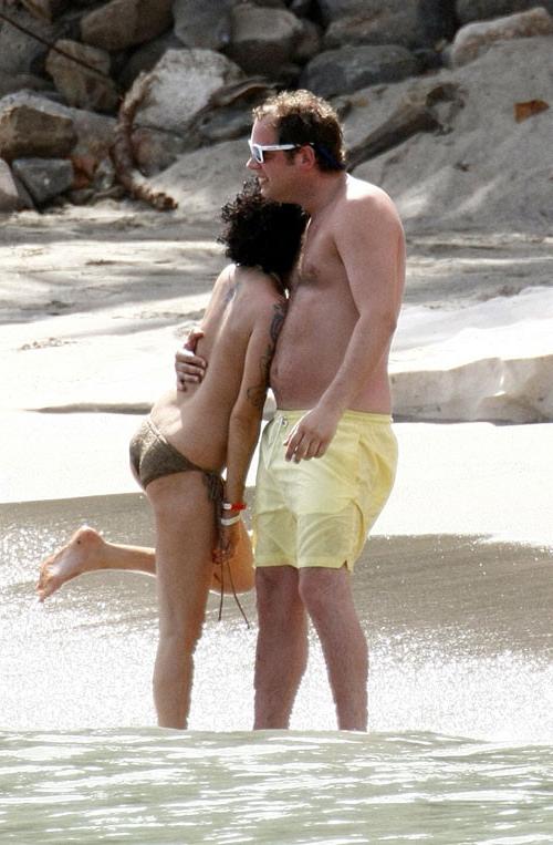16P Amy Winehouse showing her nice big tits on beach