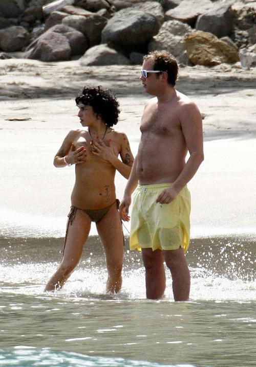 16P Amy Winehouse showing her nice big tits on beach