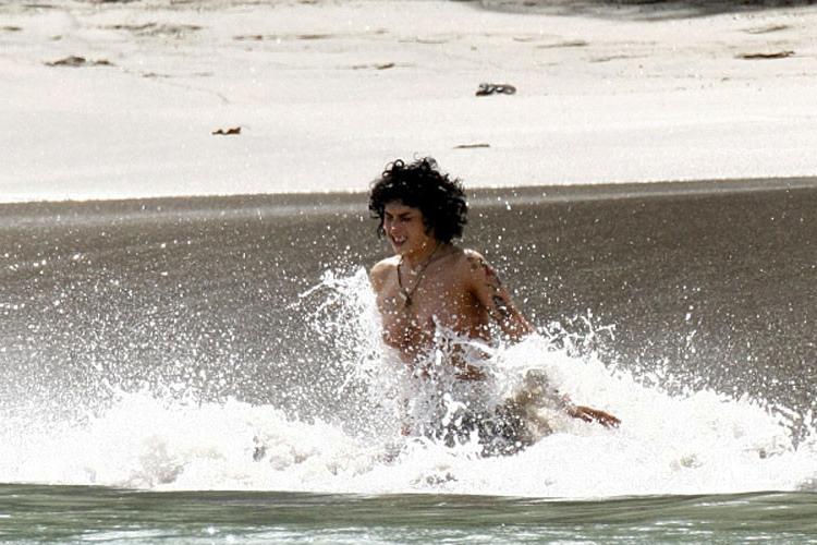 16P Amy Winehouse showing her nice big tits on beach