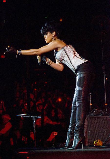 16P Ebony celebrity hottie Rihanna showing her perfect boobs