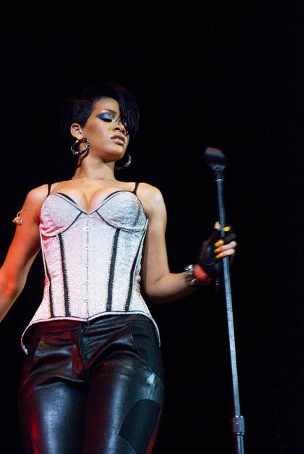 16P Ebony celebrity hottie Rihanna showing her perfect boobs