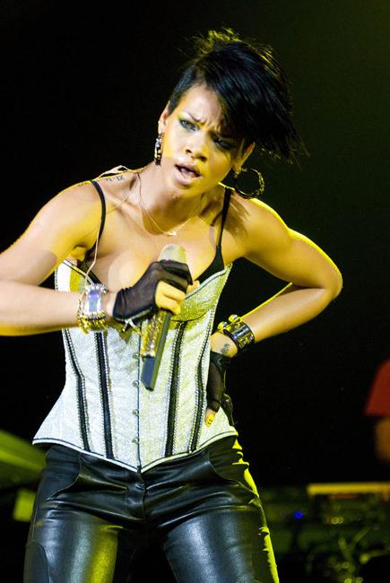 16P Ebony celebrity hottie Rihanna showing her perfect boobs