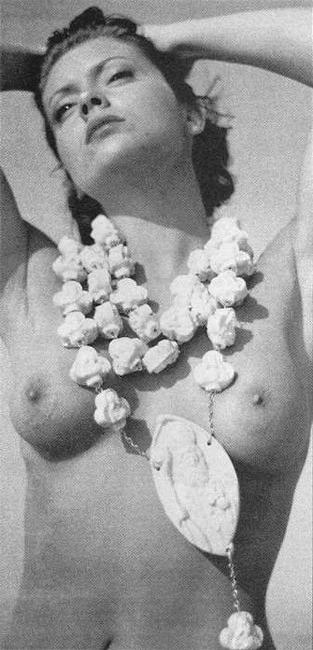 15P Celebrity actress Alyssa Milano exposing her hot nude boobs