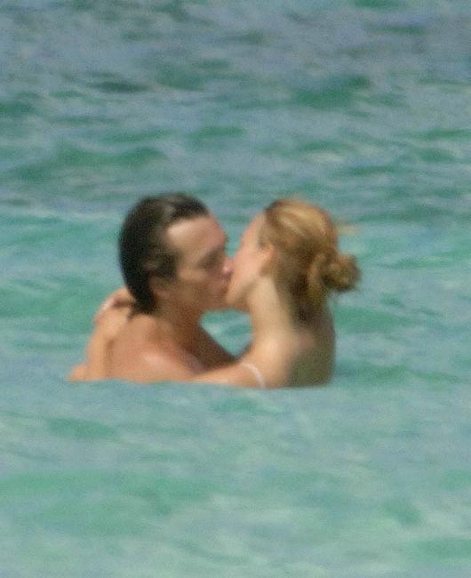 20P Amazing celebrity Keira Knightley nice nipple slip on the beach