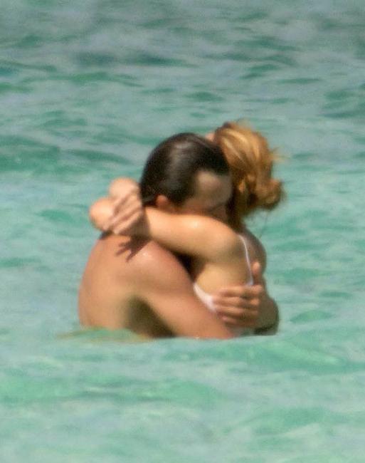 20P Amazing celebrity Keira Knightley nice nipple slip on the beach