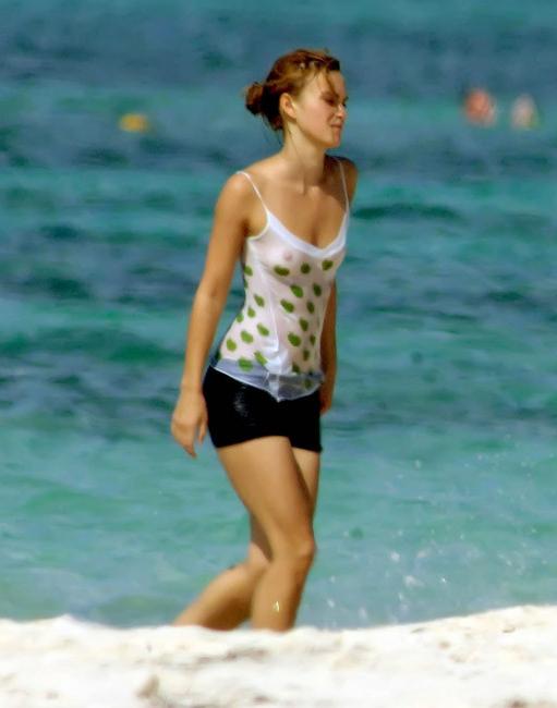 20P Amazing celebrity Keira Knightley nice nipple slip on the beach