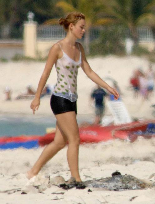 20P Amazing celebrity Keira Knightley nice nipple slip on the beach