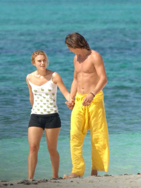 20P Amazing celebrity Keira Knightley nice nipple slip on the beach