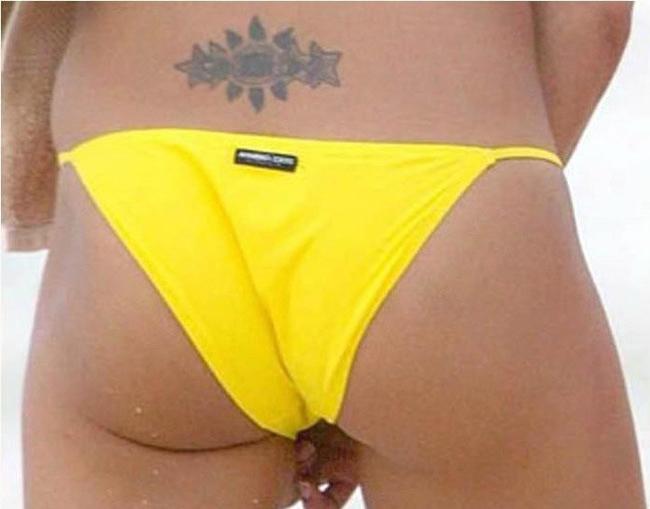 20P Sweet celebrity blonde Anna Kournikova nice ass in bikini