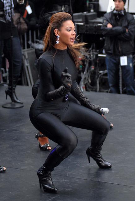 15P Celebrity Beyonce Knowles posing in sexy black latex lingerie