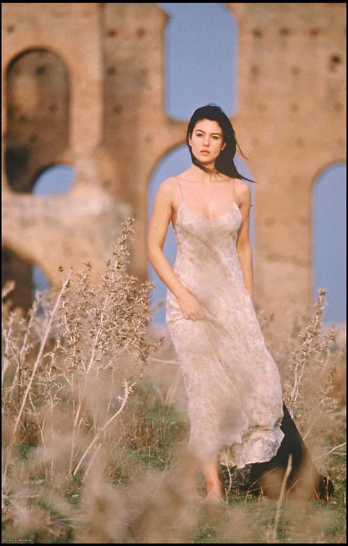 16P Monica Bellucci showing her nice big tits in water