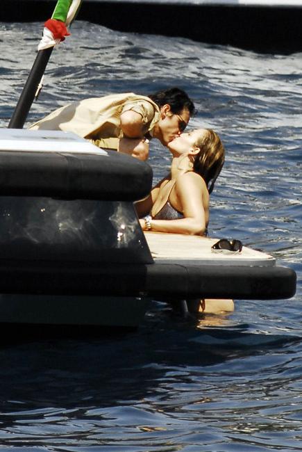 20P Celebrity singer Jennifer Lopez in sexy bikini and hard nipples
