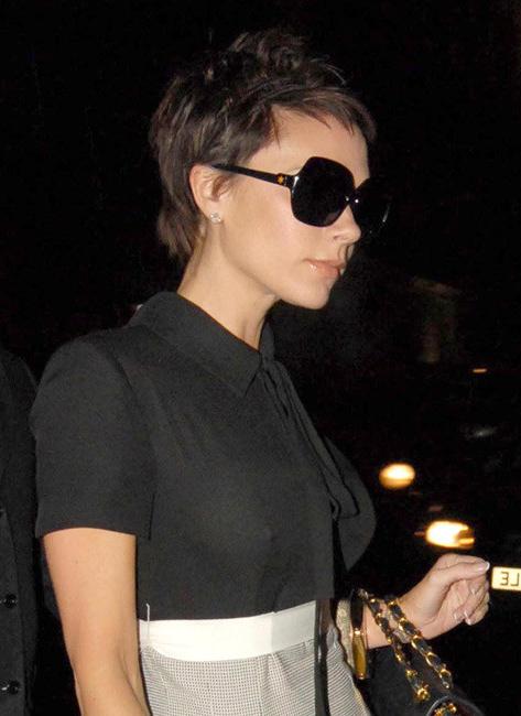 20P Amazing celebrity brunette model Victoria Beckham exposed boobs
