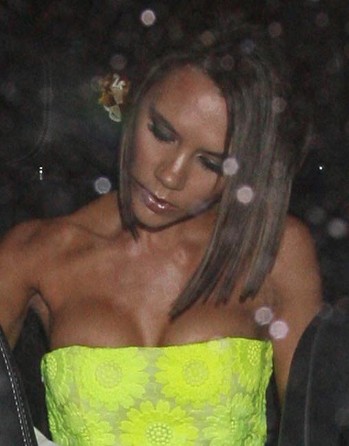 20P Amazing celebrity brunette model Victoria Beckham exposed boobs