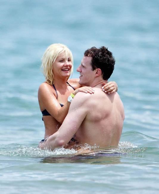 16P Amazing celebrity blonde Elisha Cuthbert nice nipple slip