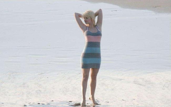 16P Amazing celebrity blonde Elisha Cuthbert nice nipple slip