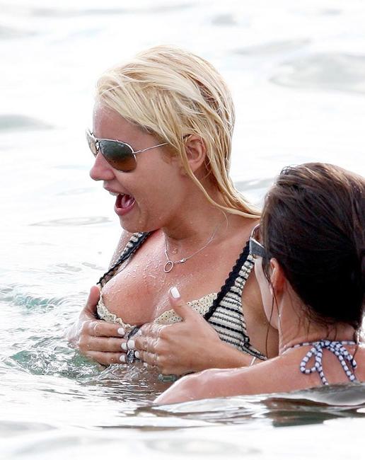 16P Amazing celebrity blonde Elisha Cuthbert nice nipple slip
