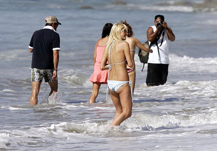 16P Paris Hilton showing her nice shaved pussy upskirt