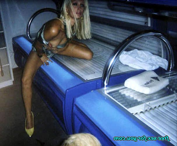 16P Paris Hilton showing her nice shaved pussy upskirt