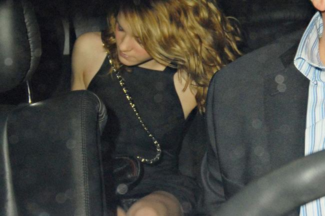 15P Celebrity sweet blonde Emma Watson nice upskirt slip in public