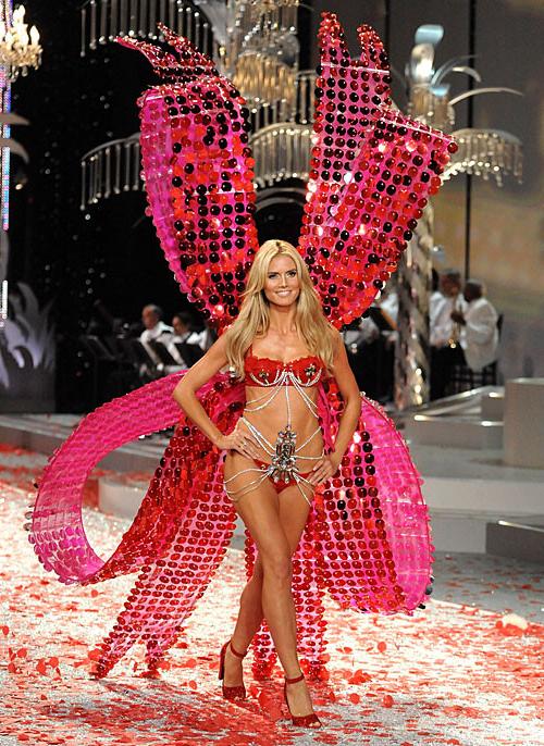 16P Heidi Klum showing her nice big tits and her ass