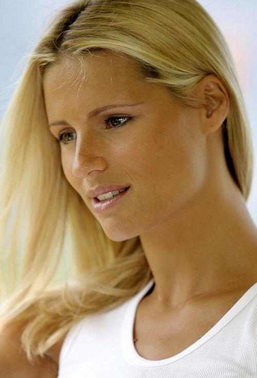 16P Michelle Hunziker showing her big tits and pussy