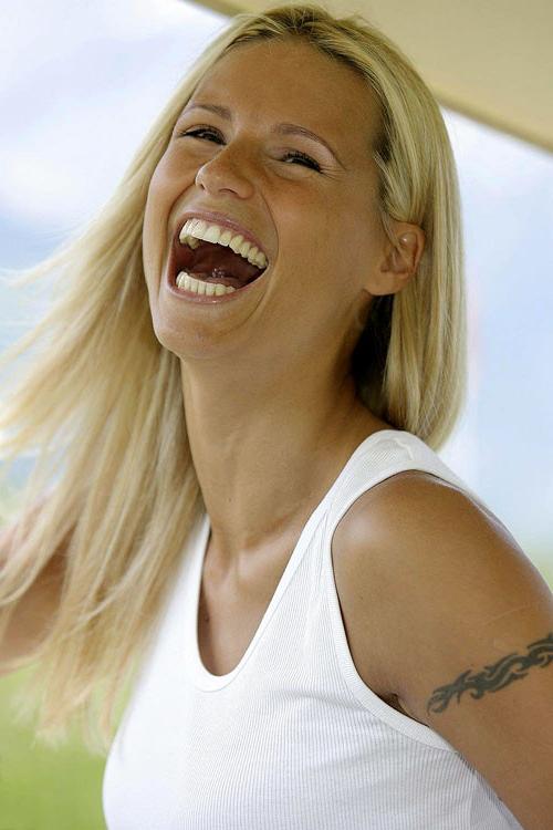 16P Michelle Hunziker showing her big tits and pussy